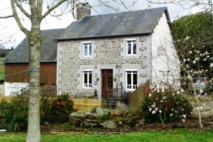 A Montigny, maison de pierre, 3 chambres, 3 salles de bains, jardin : 139 860 € FAI