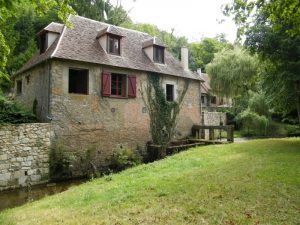 Proche du Parc régional de la Brenne, ce moulin pittoresque du 17ème siècle a été merveilleusement restauré. Il possède sa propre île et une pêche privée. Prix : 246 100 € FAI.